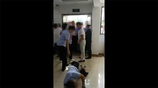 东湖壹号物业公司一名女员工被人推倒在地 业主及东湖壹号提供视频截图