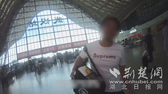 田某强闯安检。通讯员供图