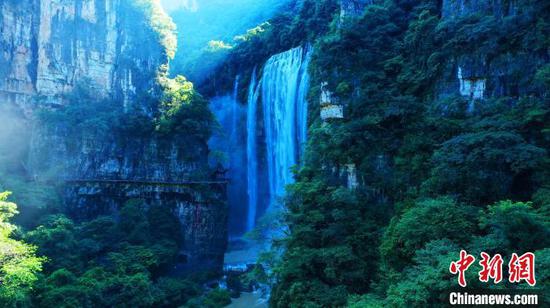 三峡大瀑布高102米，是华中唯一的“百米高瀑”。　周星亮 摄