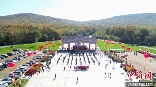 资料图:哈尔滨五花山赏秋节启幕。吕品 摄