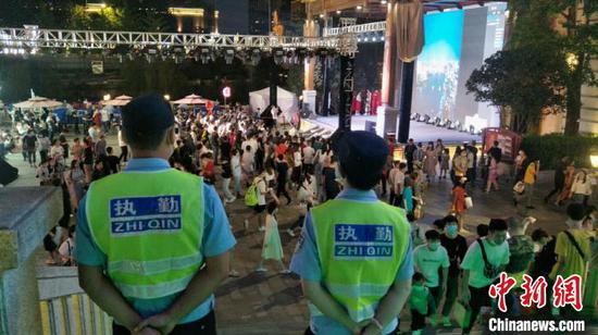 武汉警方|武汉每天万余警力坚守岗位 保“双节”社会治安平稳