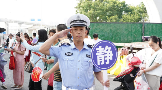 高考首日 万名警力护航武汉平稳有序