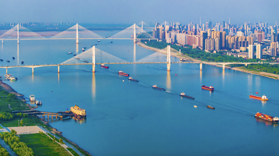 长江武汉段，“黄金水道”一派繁忙（任勇 | 摄）