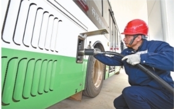 一輛240公交車正在加氫