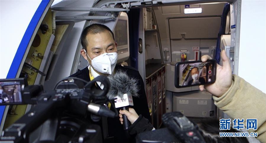 2月2日，“中國民航英雄機長”劉傳健執(zhí)飛的川航3U8101次航班抵達武漢天河機場。新華社發(fā)（陳曉東 攝）