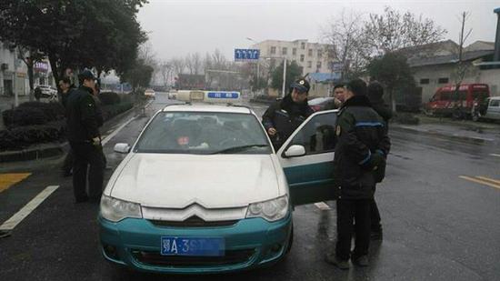 图为:被拦下的山寨的士