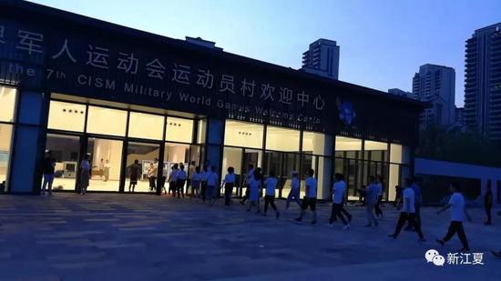25日晚，代表團(tuán)服務(wù)中心與市旅發(fā)投服務(wù)團(tuán)隊(duì)在歡迎中心組織多場現(xiàn)場拉練，為即將到來的入村模擬演練作準(zhǔn)備。