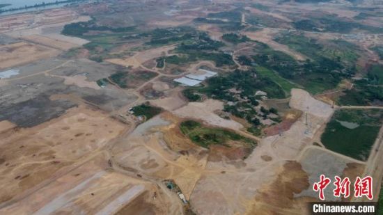 圖為湖北國際物流核心樞紐項目建設(shè)現(xiàn)場土石方填筑作業(yè)(資料圖) 柳瀟 攝