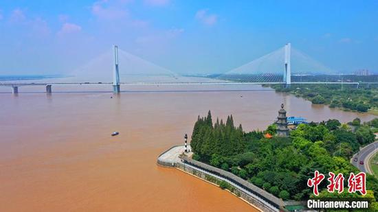 8月1日，长江洪水已平稳通过荆江。 中新社发 周星亮 摄