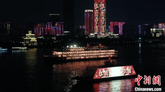 资料图，图为武汉长江两岸的灯光秀吸引游客 武汉旅游体育集团供图