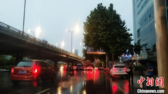 20日下午武汉迎来新一轮强降雨　郑子颜　摄