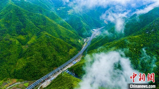 湖北十巫高速公路鲍溢段（资料图）　伍进波　摄