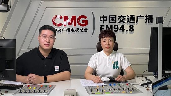 △左：中国交通广播FM94.8主持人 大左 右：江汉大学招生与就业指导处副处长 唐浪