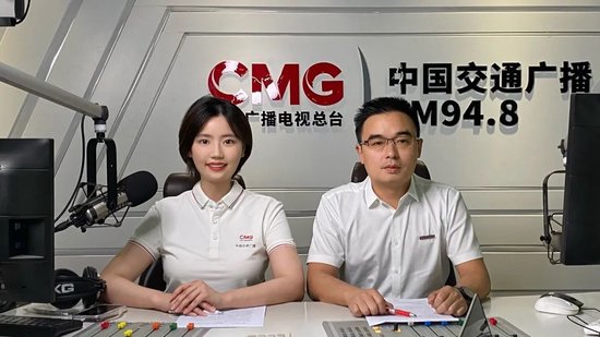 △左：中国交通广播FM94.8主持人 小语 右：华中农业大学招生办公室主任 张进