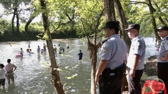 ▲当地派出所此前已经派员在此处巡逻并劝离游客。