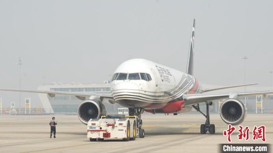 1月1日8时40分，一架货机在鄂州花湖机场机坪准备起飞。陈嘉豪 摄