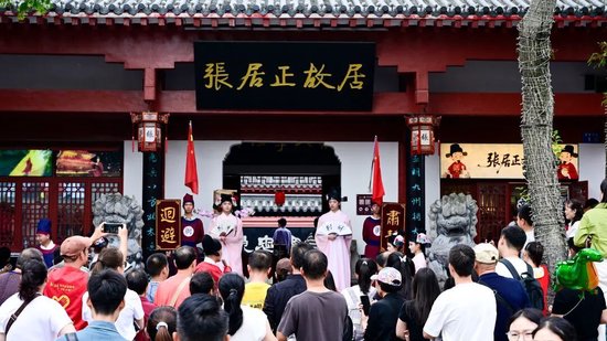 ⊙荆州古城互动情景剧《张公科举梦》《荆州护城令》,成为国庆假日游客争先体验的项目