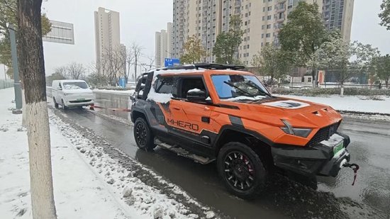 从豪华越野到硬核守护，风雪中的“猛士”江城上演现实版“雪地救援”