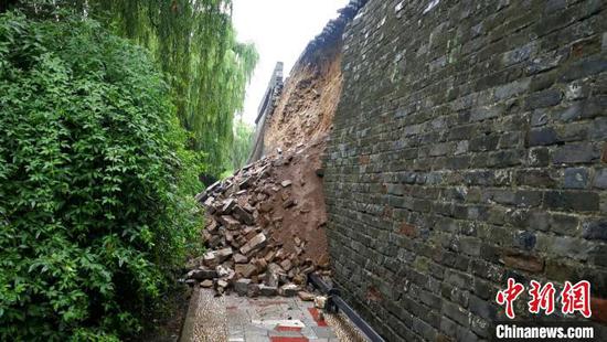 襄阳城墙东段局部墙体发生垮塌（摄于6月20日）　王强　摄