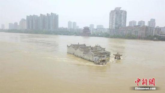 观音阁屹立于洪流中 郑子颜 摄