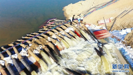 近日，湖北汉川紧急打坝提水抗旱减灾。新华网发
