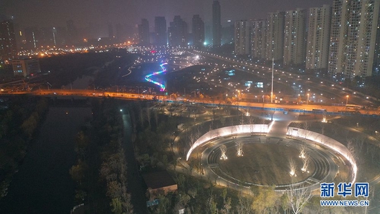 　　沙湖港、罗家港海绵示范带A区活水乐园夜景。新华网发 卞汉楠摄