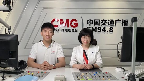 △左：中国交通广播FM94.8主持人 小可 右：华中师范大学本科生院副院长  曾艳梅