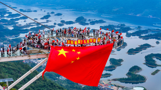 ⊙黄石天空之城景区巨幅国旗