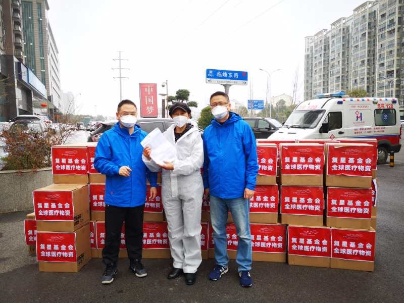 谢琳(中)负责运送物资到武汉。本文图片均为受访者供图