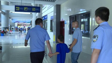 民警将小亮和李某某送到车站。