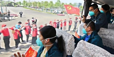 4月15日， 北京協(xié)和醫(yī)院援鄂醫(yī)療隊隊員撤離武漢，武漢市民、“戰(zhàn)友”前來送行 　　長江日報記者李子云 攝