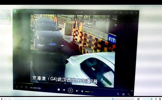 图为后车紧跟前车通过高速ETC通道，就是为了逃费（视频截图）