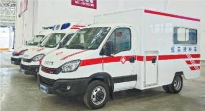 第三届健博会展场里停靠的可移动疫苗接种车。长江日报记者胡冬冬 摄