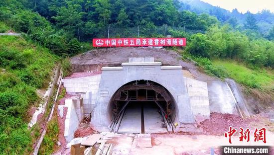 香树湾隧道是郑万高铁重难点工程 谭远志 摄