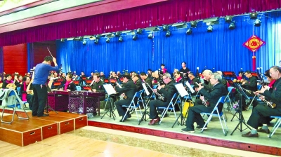 民乐团在演出 洪山老年大学提供