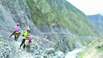 黄帮帼和骑友去亚丁的途中，这段路只能推行