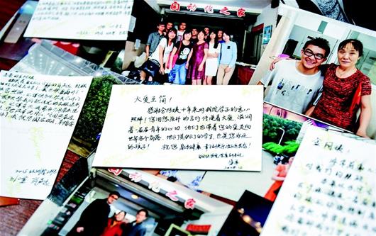图为:离别前,学生们纷纷与金阿姨合影留念离别前,学生们为金阿姨赠送照片及祝福