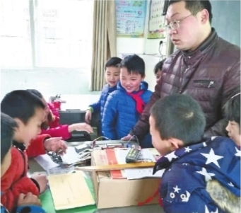这所乡村小学有位“大魔术师” 耗费三月DIY机器人 这所乡村小学有位“大魔术师” 耗费三月DIY机器人
