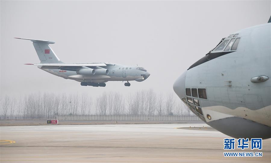 2月2日，空军出动大型运输机空运军队支援湖北医疗队抵达武汉天河机场。新华社记者 程敏 摄