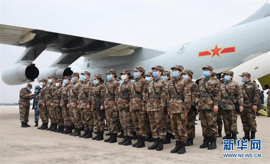 2月2日，军队支援湖北医疗队队员到达武汉天河机场。新华社记者 程敏 摄