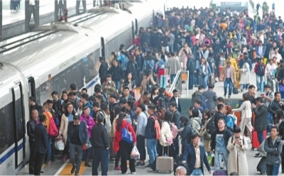 4月4日，汉口火车站众多旅客搭乘火车 记者詹松 通讯员代能跃 张丹夫 摄