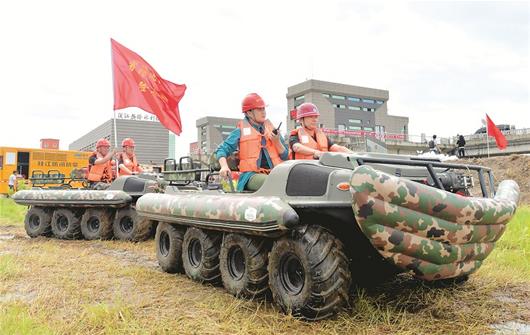 图为：水陆两栖救援车现场操作