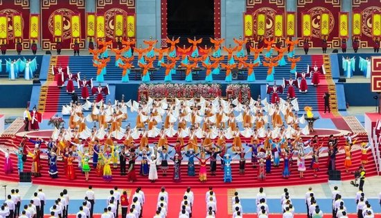 ||&nbsp;甲辰年拜谒炎帝神农大典上，身着56个民族服饰的炎黄子孙共同唱响《炎帝大歌》