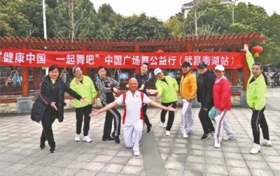 南湖街新潮老人参加中国广场舞公益行活动 通讯员郑杨供图