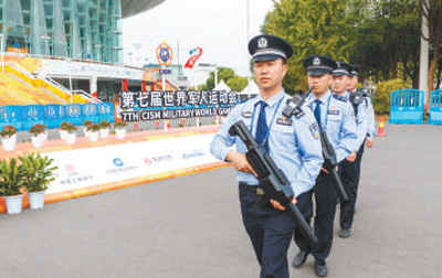 武汉市公安局民警携反制枪在军运会主场馆武汉体育中心巡逻。应后威摄