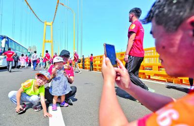 杨泗港长江大桥月底通车 一跨过江创多项世界纪录