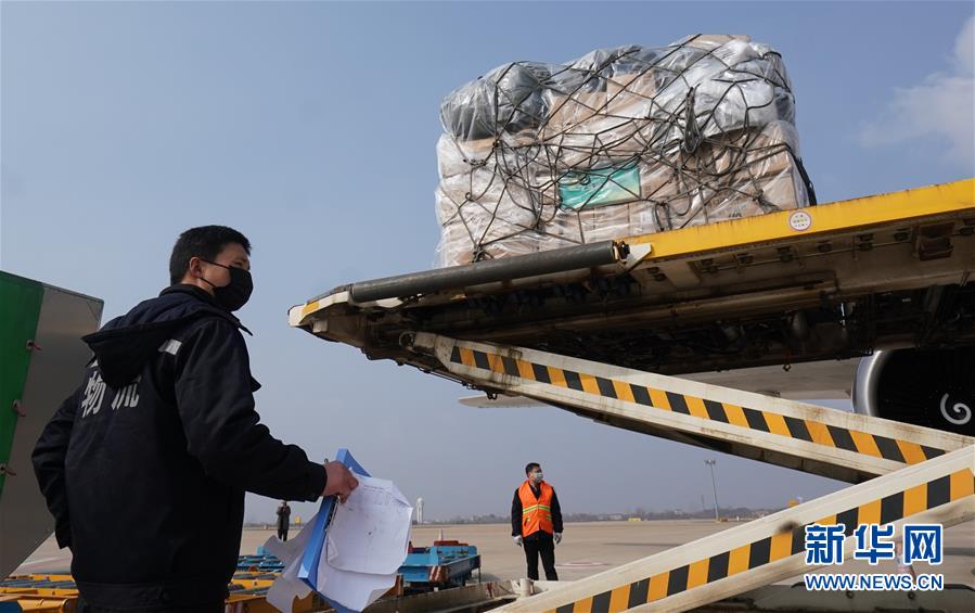 1月28日，满载医疗防疫物资的货运飞机在武汉天河机场卸货。新华社记者 程敏 摄