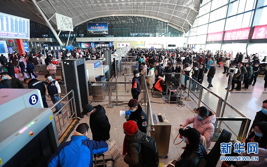 1月1日,旅客在武汉站进站乘车。新华网发 赵军摄
