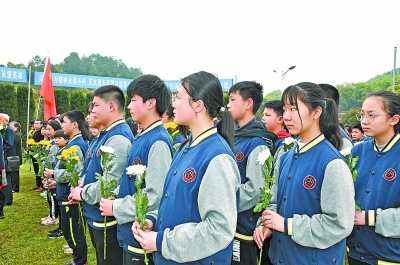 社会各界祭扫见义勇为英烈 通讯员朱旎 摄