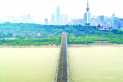 选手奔跑在长江大桥上 记者陈卓 摄